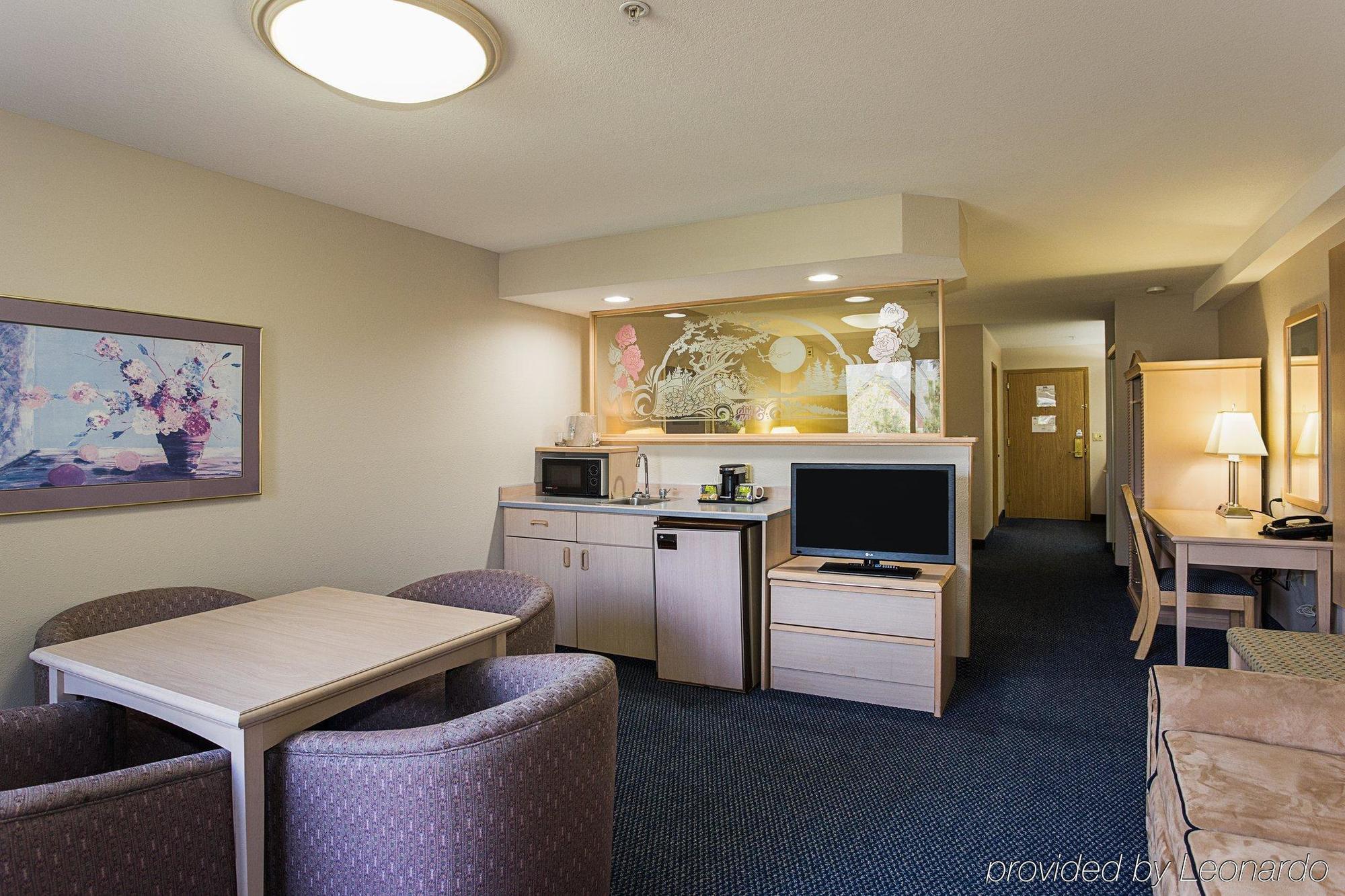 Sojourn Suites Portland Airport Exterior photo